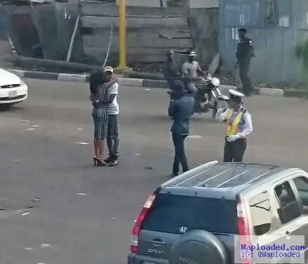 Interesting : See How Man Proposes to His Girlfriend in the Middle of Traffic in Lagos (See Photos)